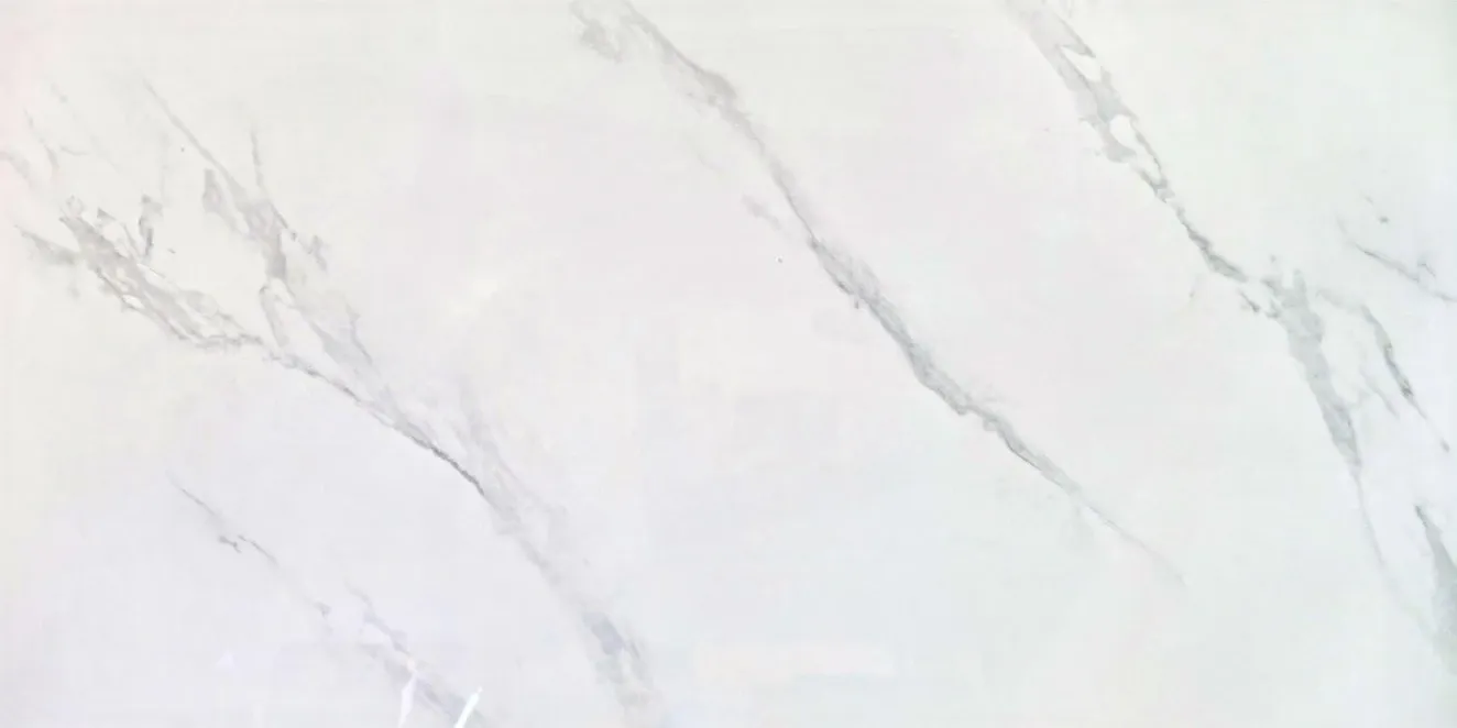 Nebbia White Poli, scène posée du carrelage céramique effet marbre blanc